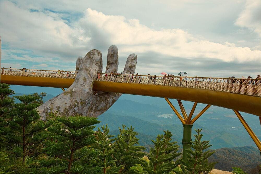 Tận hưởng bầu kh&ocirc;ng kh&iacute; trong l&agrave;nh của n&uacute;i non v&agrave; c&acirc;y xanh tươi tốt (Nguồn: Freepik)